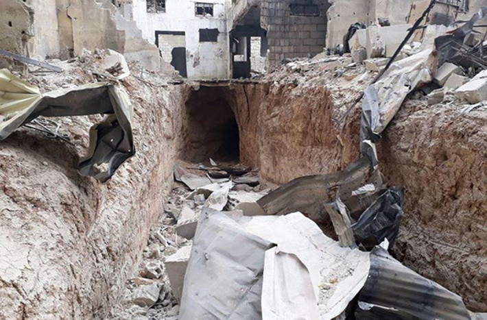 “Binh sĩ Syria phát hiện một đường hầm dài, rộng 5 mét và sâu 3 mét mà các tay súng khủng bố sử dụng để lái xe di chuyển giữa các thị trấn Harasta, Douma và Modira”, Sputnik đưa tin.