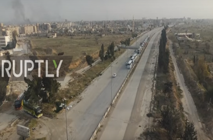 Theo thỏa thuận giữa chính phủ Syria và nhóm phiến quân Ahrar al-Sham, khoảng 1.500 tay súng và 6.000 dân thường, trong đó có thân nhân của nhóm phiến quân này, sẽ rời khỏi Harasta. Ảnh: RT.