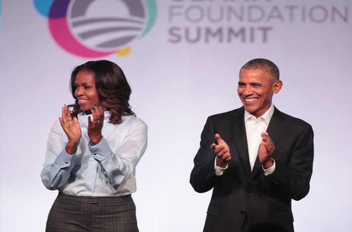 Ngoài ra, cựu Tổng thống Mỹ Obama cùng vợ con cũng dành thời gian đi du lịch, nghỉ mát trên bãi biển,...