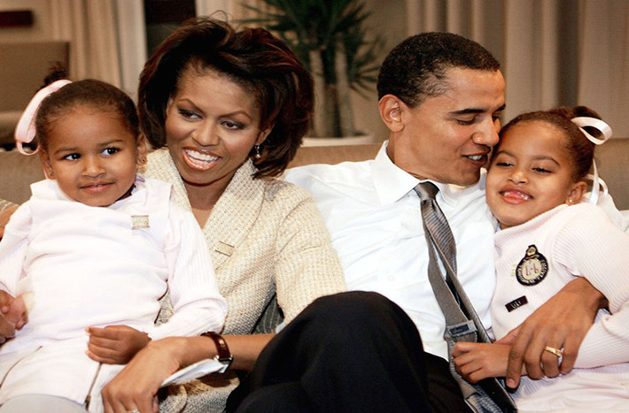 Hai cô con gái của vợ chồng ông Obama, Malia và Sasha, lần lượt chào đời vào năm 1998 và 2001.
