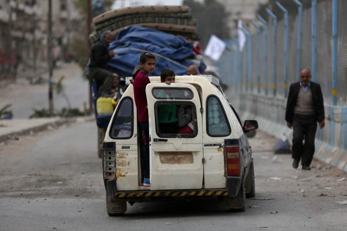 Các em nhỏ được gia đình đưa đi sơ tán ở Afrin.