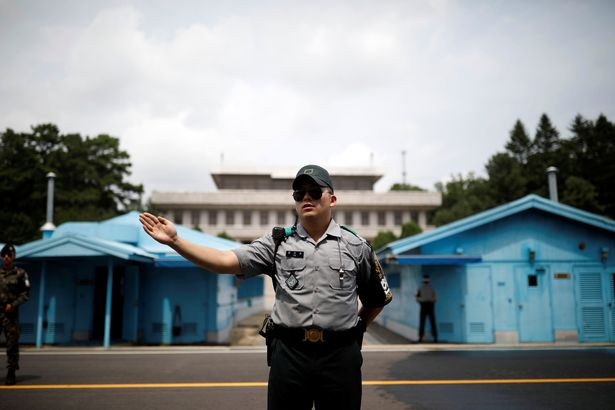 Binh sĩ Hàn Quốc đứng gác tại làng biên giới Bàn Môn Điếm. Ảnh: Reuters.