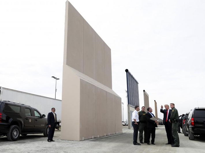 Tổng thống Trump đứng cạnh các mẫu tường biên giới Mỹ-Mexico mới được xây dựng.
