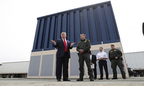 Theo Reuters hôm 13/3/2018, Tổng thống Trump đã tới kiểm tra 8 mẫu tường biên giới Mỹ-Mexico gần cửa khẩu Otay Mesa ở San Diego, bang California. (Nguồn ảnh: Reuters)