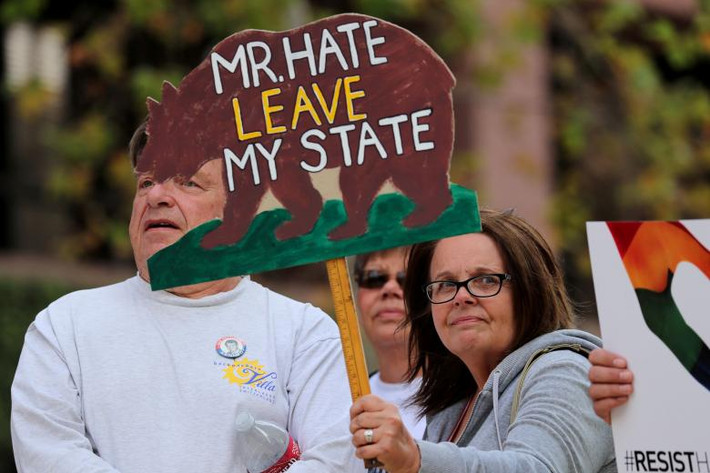 Một số người biểu tình phản đối chuyến thăm California của ông Trump.