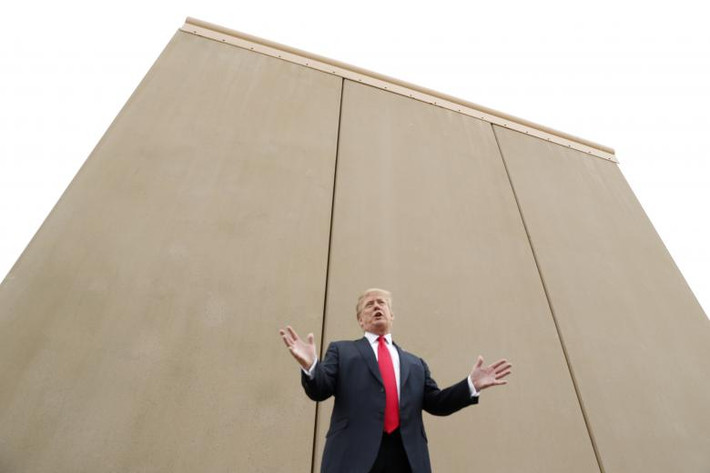 Ông Trump phát biểu trong chuyến thị sát các mẫu tường biên giới.