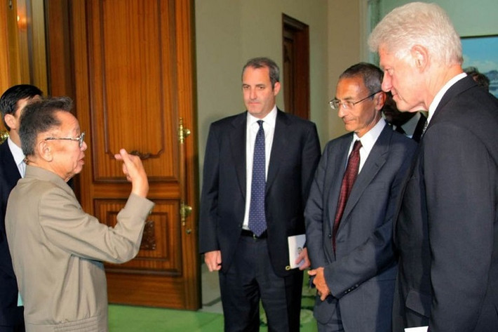 Trong năm 2009, ông Kim Jong-il đã gặp cựu Tổng thống Mỹ Bill Clinton (phải) khi ông Clinton tới đất nước Triều Tiên để đàm phán về tự do cho hai phóng viên Mỹ. Ảnh: WSJ.