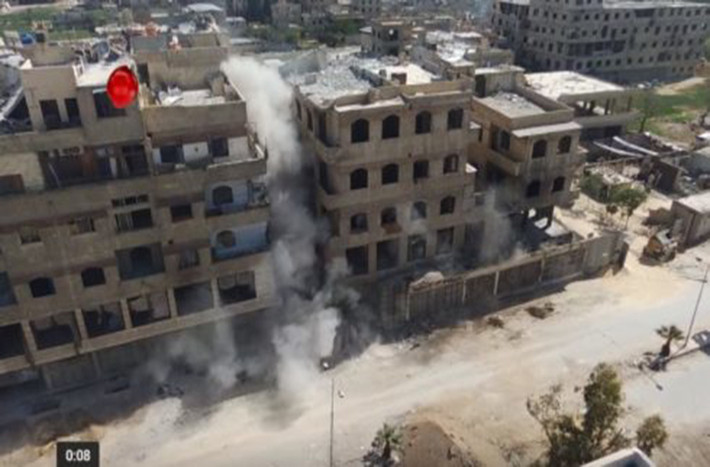 Trong diễn biến khác trên chiến trường Syria, tại Đông Ghouta, Quân đội Syria đã phá hủy một căn cứ quan trọng cùng hệ thống đường hầm từng được nhóm phiến quân Faylaq al-Rahman sử dụng tại thị trấn mới giải phóng Hazeh. Ảnh: SF.