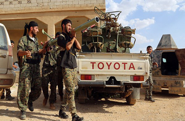Trong diễn biến khác, tại tỉnh Aleppo, Lực lượng Dân chủ Syria (SDF) do Mỹ hậu thuẫn đã điều động thêm lực lượng và trang thiết bị quân sự tới thị trấn chiến lược Manbij trong bối cảnh Thổ Nhĩ Kỳ có thể sắp mở chiến dịch quân sự nhằm vào người Kurd tại thị trấn này. Ảnh: FNA.