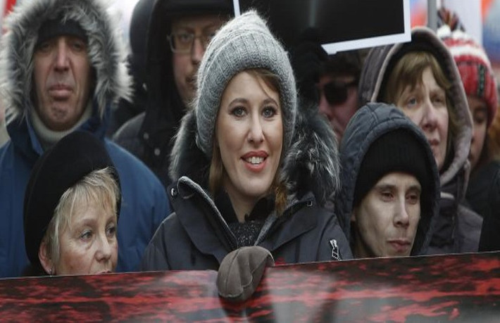 Nữ ứng viên tổng thống Nga Ksenia Sobchak (trung tâm) tham gia cuộc tuần hành ở thủ đô Moscow ngày 25/2.