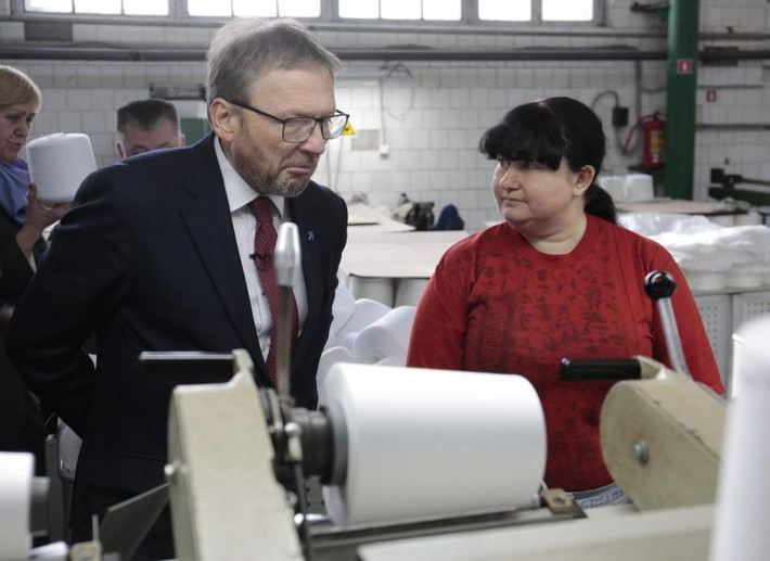 Ứng viên tổng thống Boris Titov thăm nhà máy Krasnaya Nit ở thành phố St. Petersburg, ngày 6/3/2018.