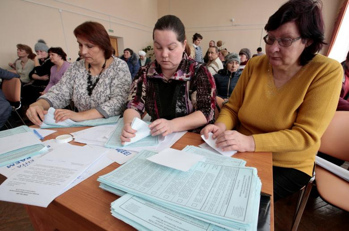 Các nhân viên nhận và đếm số lá phiếu trước cuộc bầu cử Nga tại Khislavichi hôm 16/3.