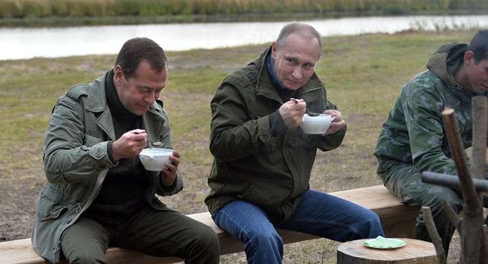 Không chỉ luôn “kề vai sát cánh” trên chính trường, Tổng thống Putin và Thủ tướng Medvedev còn là những người bạn thân thiết ngoài đời thường. Ảnh: Sputnik.