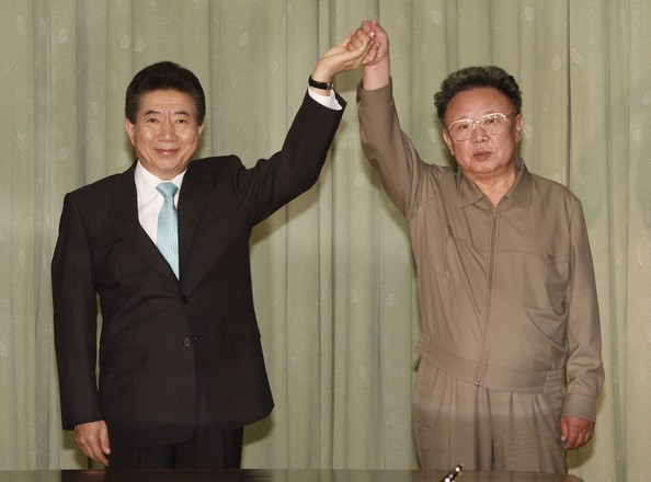 Cố chủ tịch Triều Tiên Kim Jong-il và cố Tổng thống Hàn Quốc Roh Moo-hyun, trong chuyến thăm chính thức Bình Nhưỡng của người đứng đầu Hàn Quốc vào tháng 10/2007. Ảnh: Getty Images. Mời độc giả xem video: Xe nghi chở ông Kim Jong-un lao vun vút trên đường phố Bắc Kinh, Trung Quốc (Nguồn: VTC News)