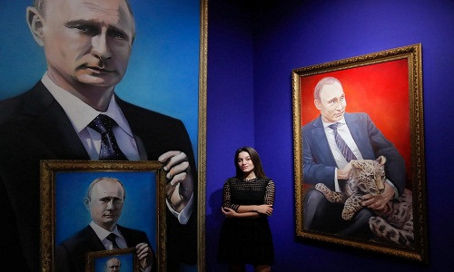Phóng viên của hãng thông tấn Reuters đã ghi lại một số ý kiến của các cử tri trên khắp nước Nga trước cuộc bầu cử Tổng thống Nga 2018. Đối với sinh viên Yulia Dyuzheva, 22 tuổi, những thành tựu về kinh tế nước Nga đạt được trong suốt 17 năm dưới sự lãnh đạo của ông Putin chính là lý do khiến cô sẽ bỏ phiếu cho Tổng thống đương nhiệm Putin trong cuộc bầu cử sắp tới.