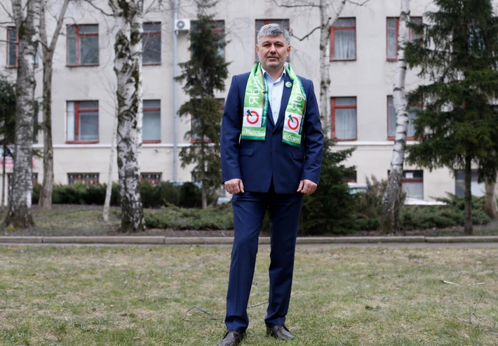 Vitaly Zubenko, một luật sư 45 tuổi, là người ủng hộ ứng viên Tổng thống Nga Grigory Yavlinsky. “Chúng ta cần phải thay đổi Hiến pháp”, Vitaly nói.
