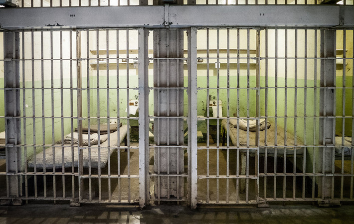 Rikers Island ở thành phố New York bị liệt vào danh sách 10 nhà tù tồi tệ nhất nước Mỹ. Nơi đây thường xảy ra các vụ ẩu đả giữa các tù nhân.