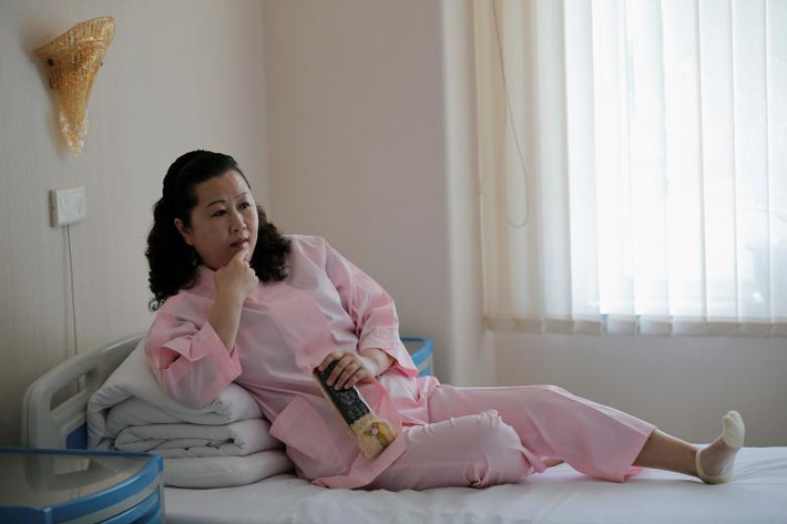 Người phụ nữ ngồi nghỉ trên giường bệnh trong Bệnh viện Phụ sản Bình Nhưỡng hồi tháng 5/2016.