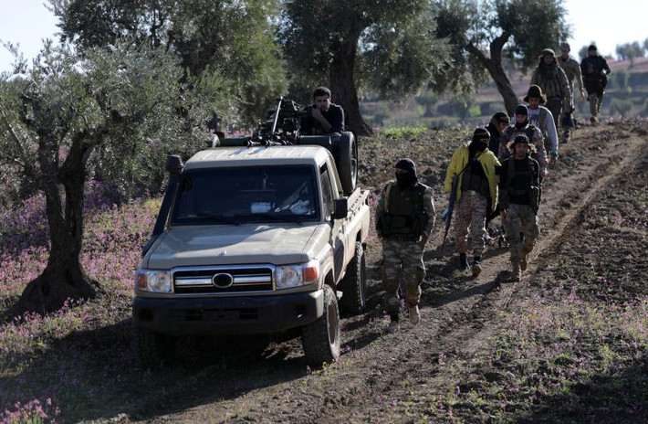 Lực lượng FSA do Ankara hậu thuẫn trên đường tiến về phía bắc Afrin hôm 17/3. Ảnh: Reuters.