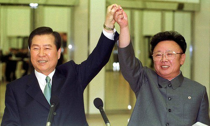 Tổng thống Hàn Quốc khi đó là ông Kim Dae-jung (trái) nắm tay lãnh đạo Triều Tiên Kim Jong-il trong cuộc gặp lịch sử năm 2000. Ảnh: AP.