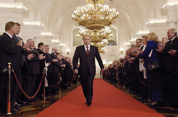 Tổng thống Nga Putin tham dự buổi lễ mừng ông nhậm chức tại Điện Kremlin, thủ đô Moscow, ngày 7/5/2004. Ảnh: AP.