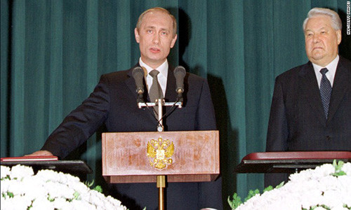 Trong cuộc bầu cử vào tháng 3/2000, Nga tổ chức bầu cử sớm và ông Putin đã giành chiến thắng với tỷ lệ 52,94% số phiếu ủng hộ. Ảnh: Tổng thống Nga Putin tuyên thệ nhậm chức trong khi ông Boris đứng cạnh hồi tháng 5/2000. Ảnh: CNN.