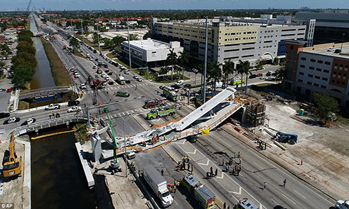 Theo Daily Mail, vụ sập cầu bộ hành ở Mỹ xảy ra tại trường Đại học Quốc tế Florida (FIU) ở thành phố Miami, bang Florida, chiều 15/3 (giờ địa phương).
