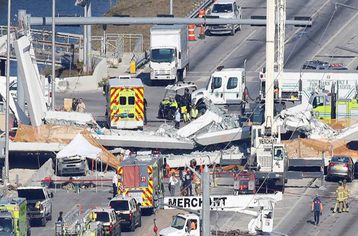 Hiện trường vụ sập cầu tại Miami nhìn từ trên cao. Ảnh: Reuters.