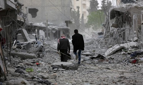 Có thể thấy, khu vực Afrin đã bị tàn phá nặng nề trong các cuộc trao tranh giữa lực lượng Thổ Nhĩ Kỳ và dân quân người Kurd. Ảnh: Người đàn ông đi qua đống đổ nát ở trung tâm Afrin.