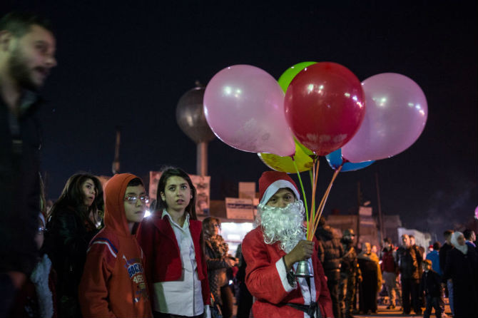 "Ông già Noel" giữa đám đông.