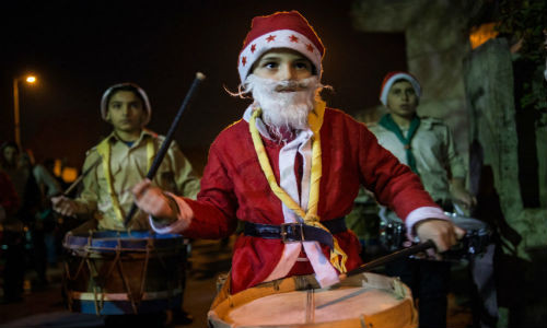 Một em nhỏ hóa thân thành ông già Noel.