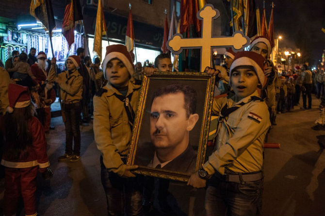 Trẻ em Syria cầm bức chân dung Tổng thống Bashar al-Assad trên đường phố ở thủ đô Damascus.