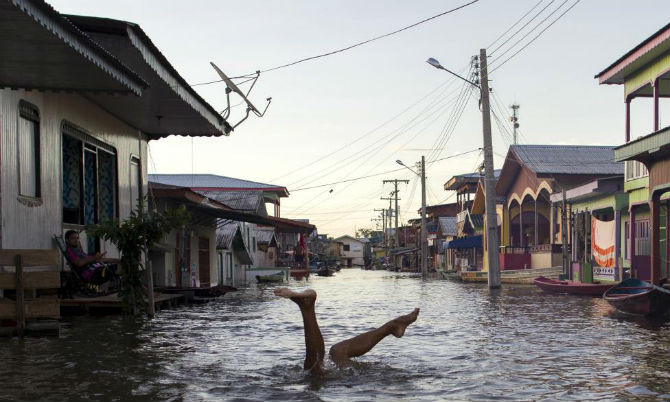 Đường phố biến thành sông ở Anama, bang Amazonas, Brazil ngày 3/6/2015.