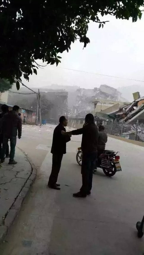 Ren Jiguang, Phó chánh văn phòng công an thành phố Thâm Quyến, cho hay hầu hết mọi người đã được di chuyển tới nơi an toàn trước khi thảm họa xảy ra, nhưng không chắc về số thương vong. Trong khi đó, theo Tân Hoa Xã, ít nhất 27 người được cho là mất tích. Ảnh: SCMP