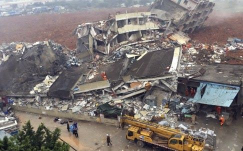 Nhân viên của một công ty trong khu vực nói với tờ South China Morning Post rằng trong vòng 2 tới 3 năm qua, người ta liên tục trút bùn đất bên cạnh khu công nghiệp. "Người dân địa phương phàn nàn về vấn đề này trong một thời gian dài, nhưng không được giải quyết", nhân viên này nói. Hiện đội cứu hỏa phát hiện 8 người bị mắc kẹt và đang giải cứu. Ảnh: SCMP