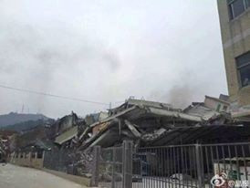 Một tòa nhà bị sập hoàn toàn. Ảnh: China Daily