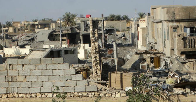 Nhiều tòa nhà bị phá hủy sau các cuộc giao tranh giữa quân đội Iraq và các chiến binh IS ở Ramadi ngày 24/12.