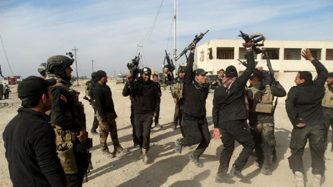 Binh sĩ Iraq vui mừng tại thành phố Ramadi ngày 27/12.