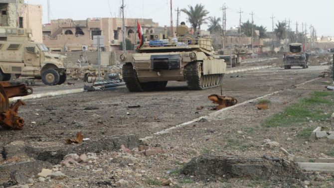 Một chiếc xe tăng của lực lượng an ninh Iraq trên đường phố Ramadi ngày 24/12. Được biết, nhóm IS đã chiếm quyền kiểm soát thành phố này hồi tháng 5/2015.