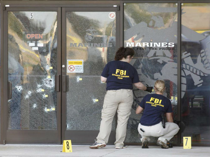 Các nhân viên FBI làm việc tại hiện trường vụ xả súng kinh hoàng vào cơ sở quân sự của Mỹ ở Chattanooga, bang Tennessee khiến 4 lính thủy đánh bộ thiệt mạng ngày 16/7/2015. FBI xác định kẻ tấn công là Mohammod Youssuf Abdulazeez, tên này đã bị tiêu diệt trong vụ đấu súng với cảnh sát.