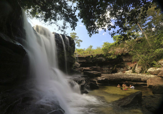 Thác nước El Cuarzo ở Cano Cristales, Vườn Quốc gia Sierra de La Macarena (Colombia) được người dân địa phương đặt biệt danh là “Dòng sông 5 màu”.