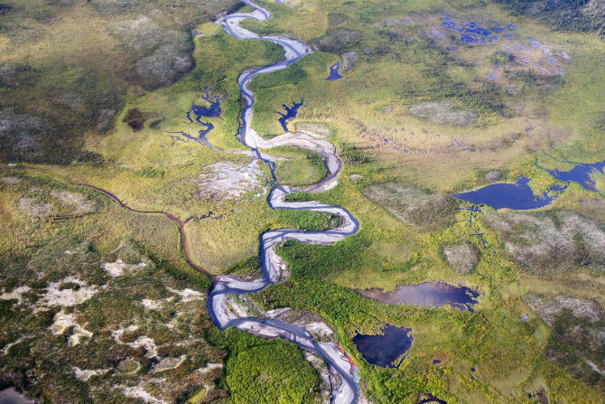 Bức tranh đẹp tuyệt vời về dòng sông uốn lượn chảy qua một thung lũng gần Moose Pond ở Canada được chụp từ trên cao.