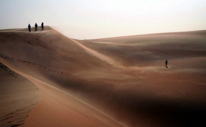 Du khách khám phá những cồn cát tuyệt đẹp ở sa mạc Mauritania, Châu Phi.