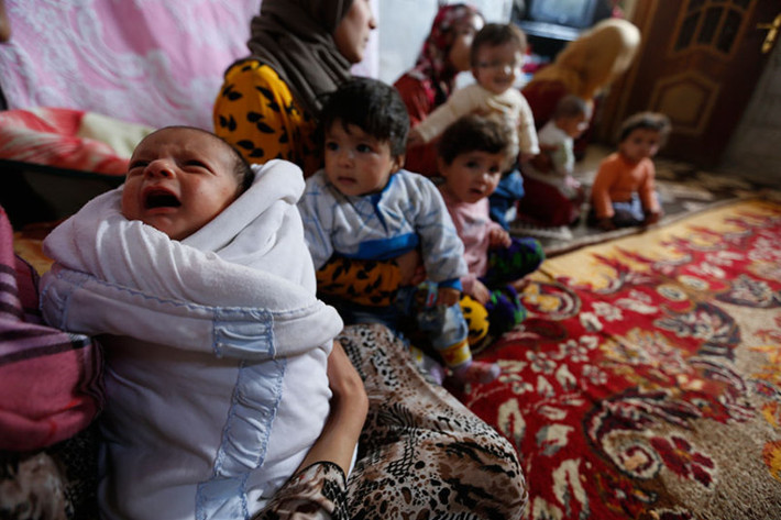 Mới chào đời nhưng em bé sơ sinh này đã phải theo gia đình rời khỏi quê nhà ở Aleppo, Syria, vì muốn thoát cảnh chiến tranh.