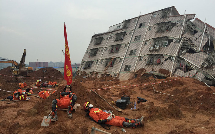 Khoảng 900 người đã được sơ tán trước khi thảm họa này xảy ra.