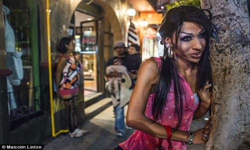 Thành phố Tijuana, phía Tây Bắc Mexico, đang phải hứng chịu sự 'xâm lược' của căn bệnh AIDS. Theo điều tra, cứ mỗi 125 người Tijuana thì có một người mắc bệnh AIDS. Virus lây nhiễm chủ yếu qua việc quan hệ tình dục đồng giới, việc bán dâm của những người chuyển giới và đặc biệt là lây truyền qua việc tiêm chích ma túy.