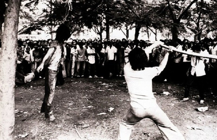 Vụ thảm sát Đại học Thammasat diễn ra vào ngày 6/10/1976. Những sinh viên của trường đại học này có hành động chống lại nhà độc tài Thanom Kittikachorn đã bị giết hại một cách tàn bạo. Neal Ulevich – chủ nhân của bức ảnh – đã giành giải thưởng Pulitzer năm 1977.