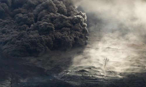 Cảnh tượng không khác gì “Ngày tận thế” khi núi lửa Sinabung ở Indonesia phun trào ngày 26/6/2015.