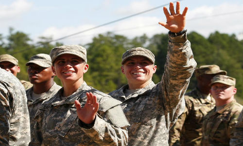 Đại úy Kristen Griest (trái) đến từ bang Connecticut và trung úy Shaye Haver đến từ bang Texas là một trong số những nữ quân nhân Mỹ xinh đẹp. Đây là hai nữ biệt kích đầu tiên của quân đội Mỹ. Họ đã vượt qua khóa huấn luyện khắc nghiệt của Trường đào tạo lực lượng đặc nhiệm.