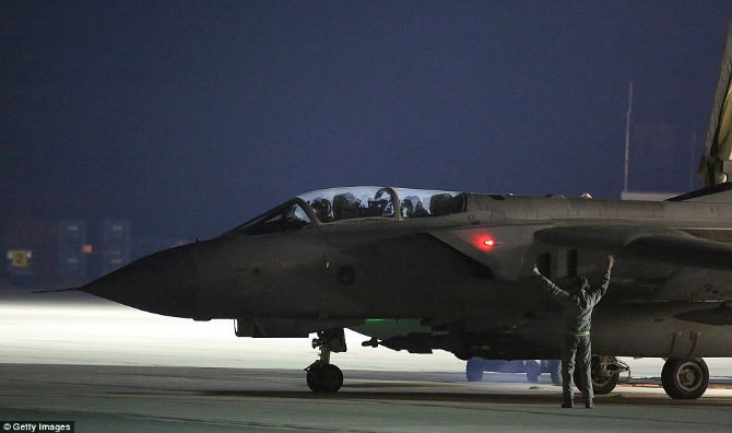 Hai phi công RAF ngồi trong buồng lái Tornado GR4 khi chiếc phi cơ sẵn sàng cất cánh từ căn cứ ở Cyprus.